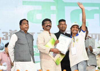  Jharkhand CM hands over job offer letters to 5132 youths in Palamu
