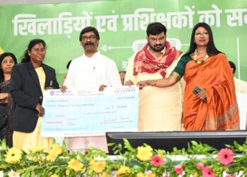 Jharkhand CM distributes Rs 5 crore prize money among 222 players, 48 coaches