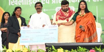 Jharkhand CM distributes Rs 5 crore prize money among 222 players, 48 coaches