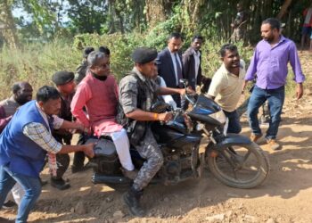 Riding a bike for 8 km, Jharkhand BJP chief reaches Malaria-hit hilly villages in Littipara