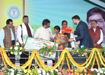 Officers will go to your door as long as I am there, says Jharkhand CM