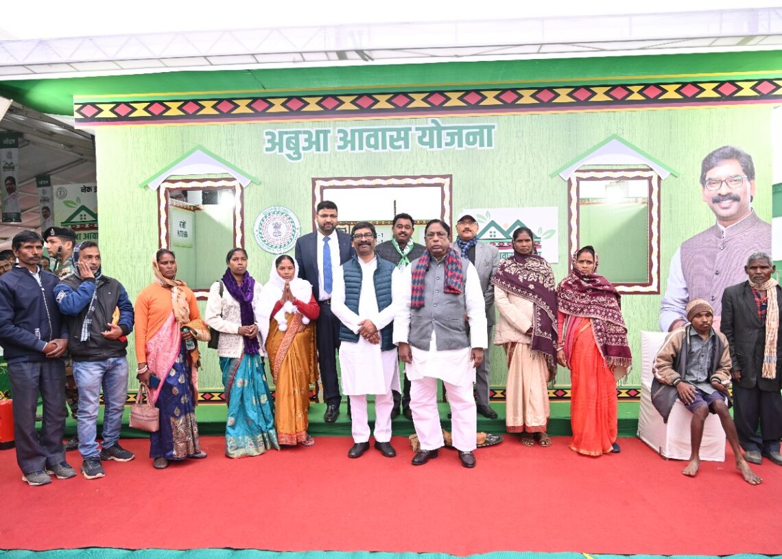 Jharkhand CM hands over 7,887 approval letters for Abua houses in Khunti, Simdega