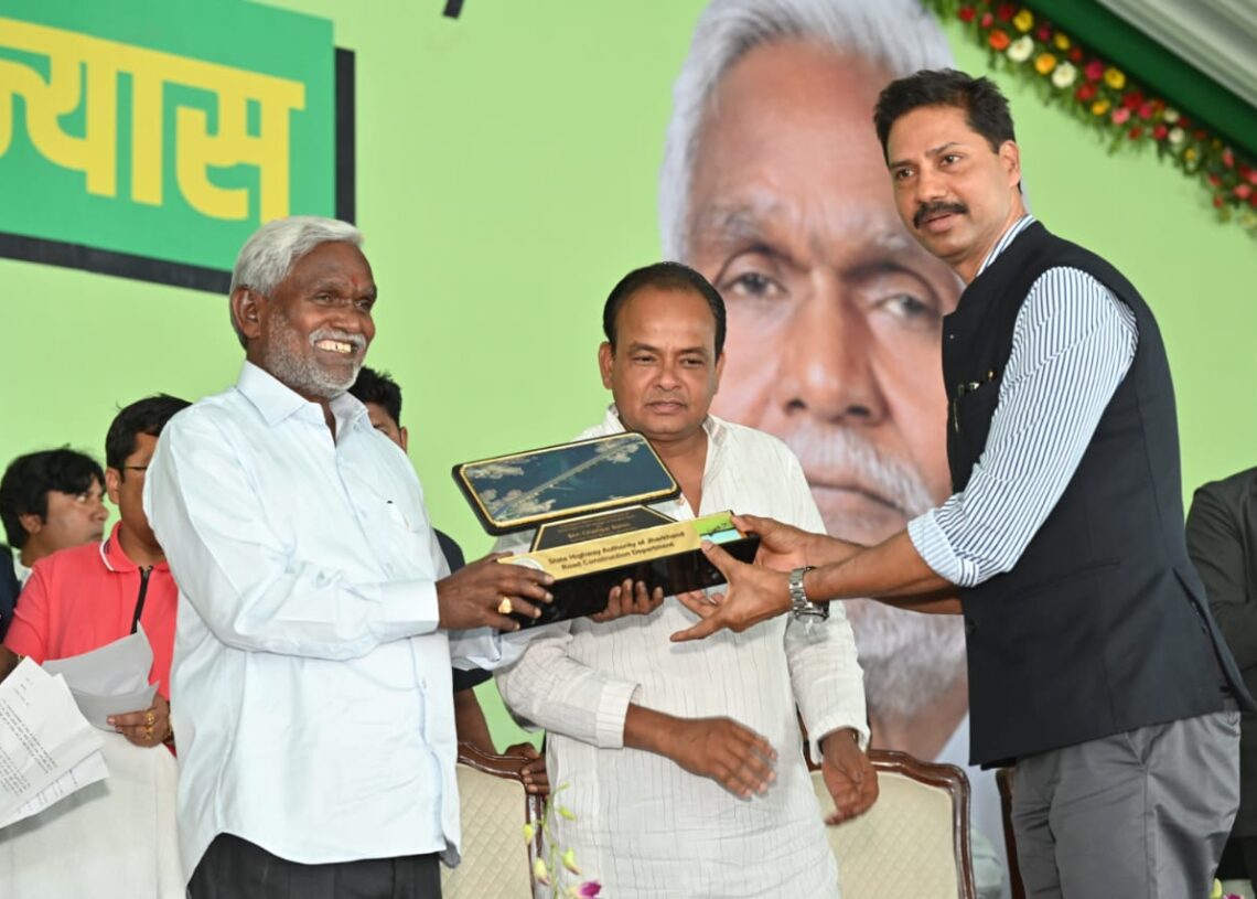 Jharkhand CM lays foundation of bridge over Barakar river in Jamtara 