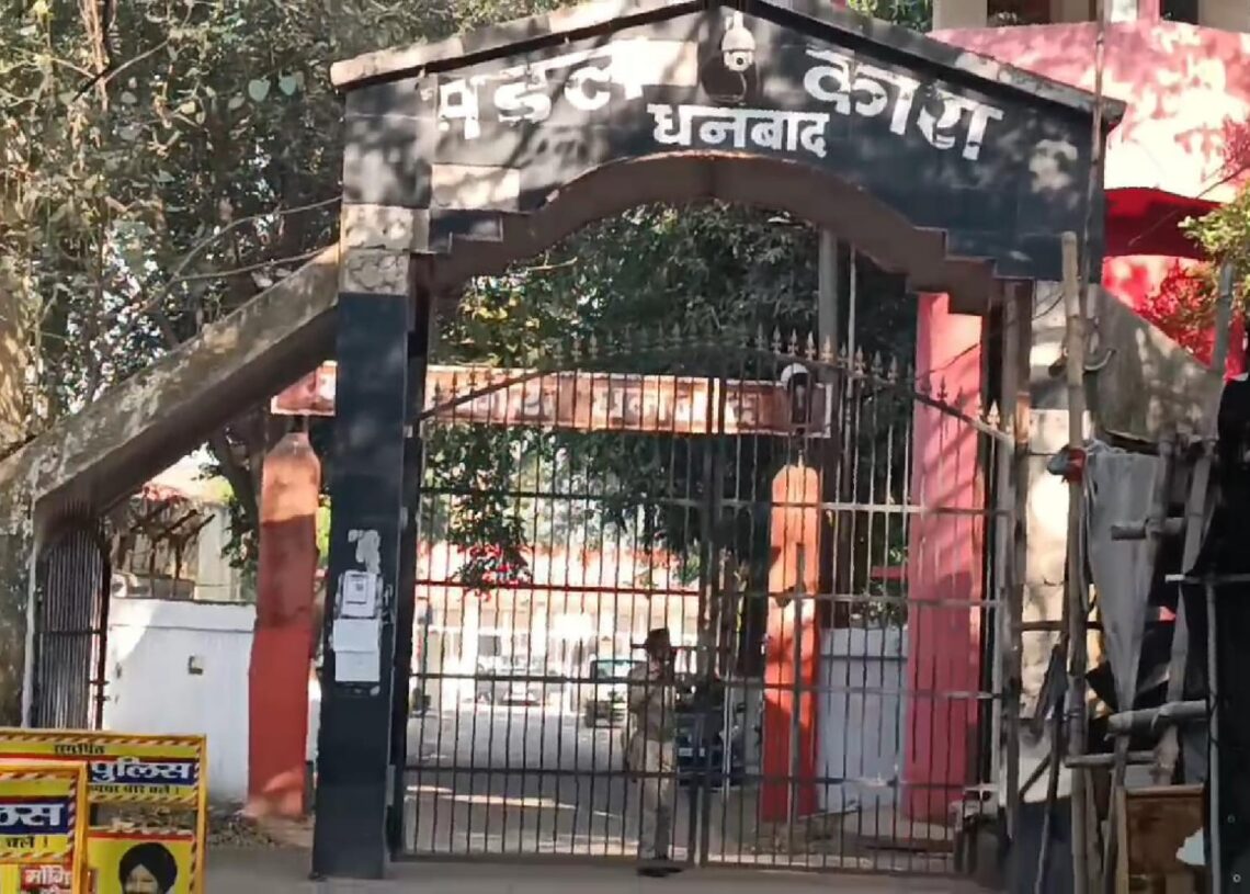 Jharkhand News: Mobile charger, scissor recovered in Dhanbad jail