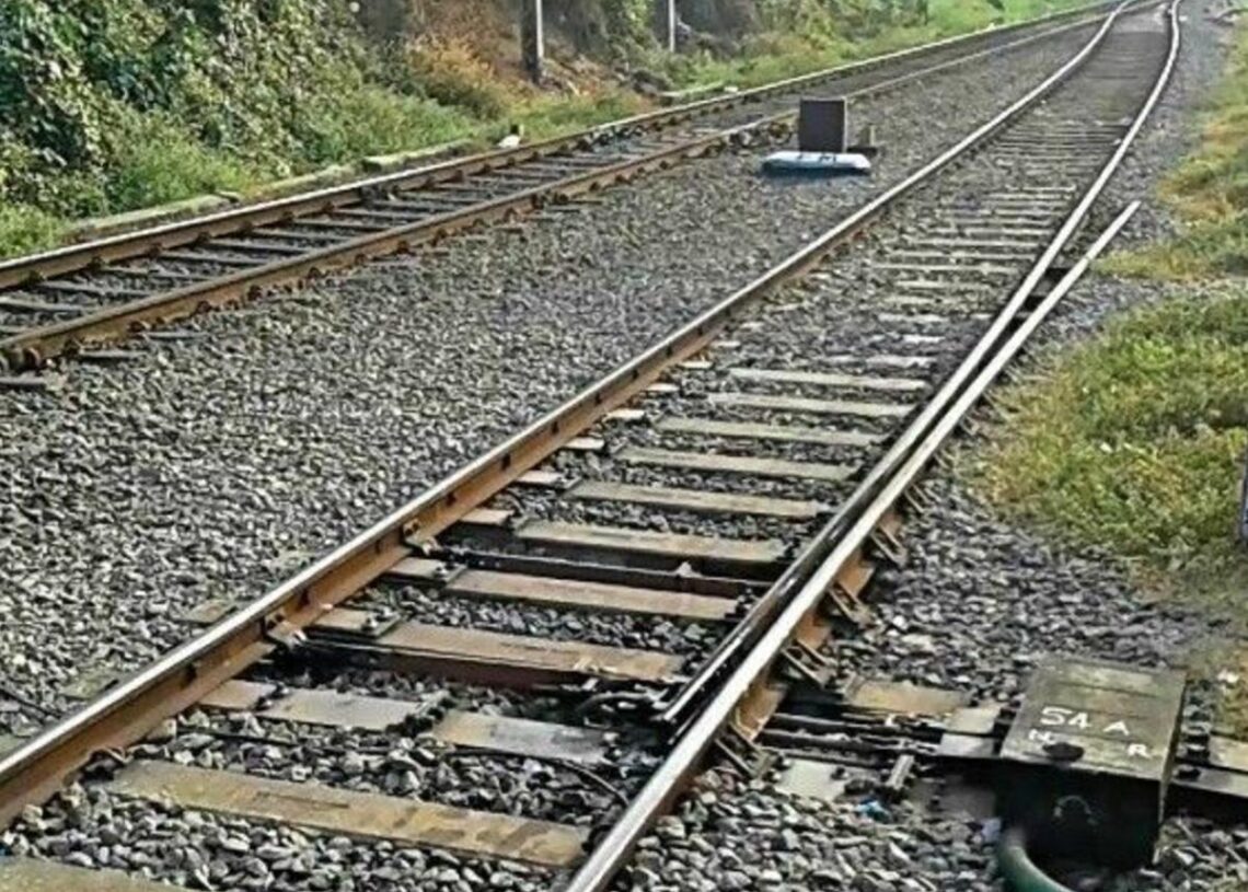Jharkhand News: Daltonganj railway station superintendent saves youth from near fatality