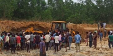 Jharkhand News: Three women killed, four injured while digging soil in Baharagora