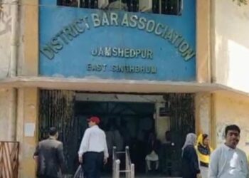 Jharkhand News: Jamshedpur Bar Association members observe pen-down strike to protest installation of containers