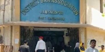 Jharkhand News: Jamshedpur Bar Association members observe pen-down strike to protest installation of containers