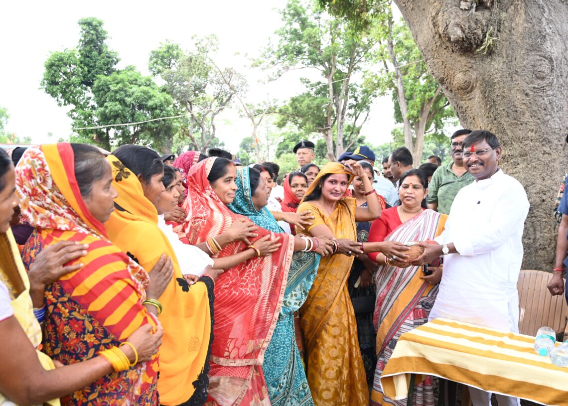 Khunti women voters gift Rs 1100, coconut to Arjun Munda as a blessing