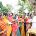 Khunti women voters gift Rs 1100, coconut to Arjun Munda as a blessing