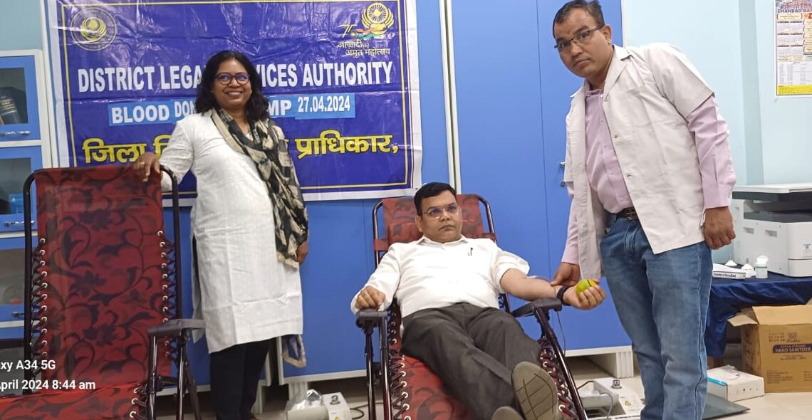 Jharkhand News: Dhanbad Civil Court judges, lawyers, staff donate blood