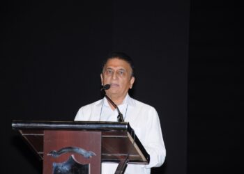 Sunil Gavaskar inspires Jamshedpur youth, asks players not to ignore education