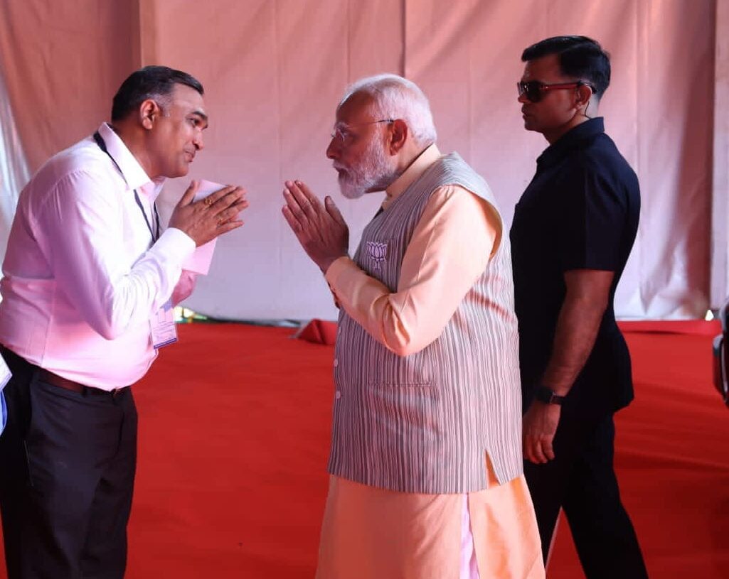 Jharkhand News: Singhbhum Chamber president Vijay Moonka meets PM Modi, hands over charter of demands