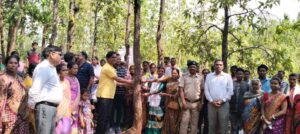 A thread of Rakhi makes a mass movement to save trees in Jharkhand
