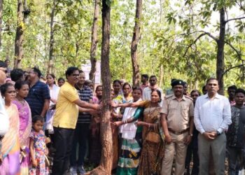 A thread of Rakhi makes a mass movement to save trees in Jharkhand