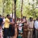A thread of Rakhi makes a mass movement to save trees in Jharkhand