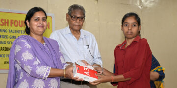 Prakash Foundation, ACIC of IIT ISM give scholarships, smartphones to 26 girl students