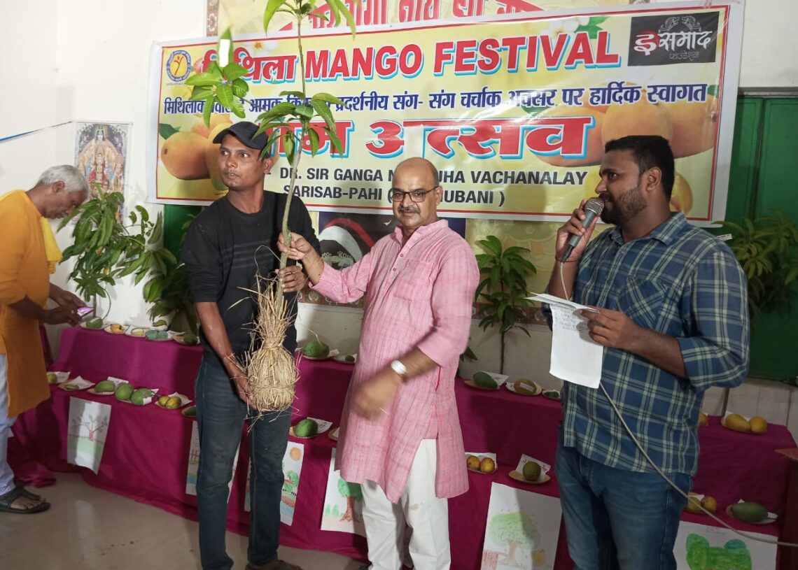 Man eats 12 mangoes in 2 minutes in Mithila Mango Mahotsav in Bihar