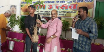 Man eats 12 mangoes in 2 minutes in Mithila Mango Mahotsav in Bihar