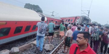 Breaking News: Six passengers injured as Howrah-Mumbai Mail derails in Chaibasa