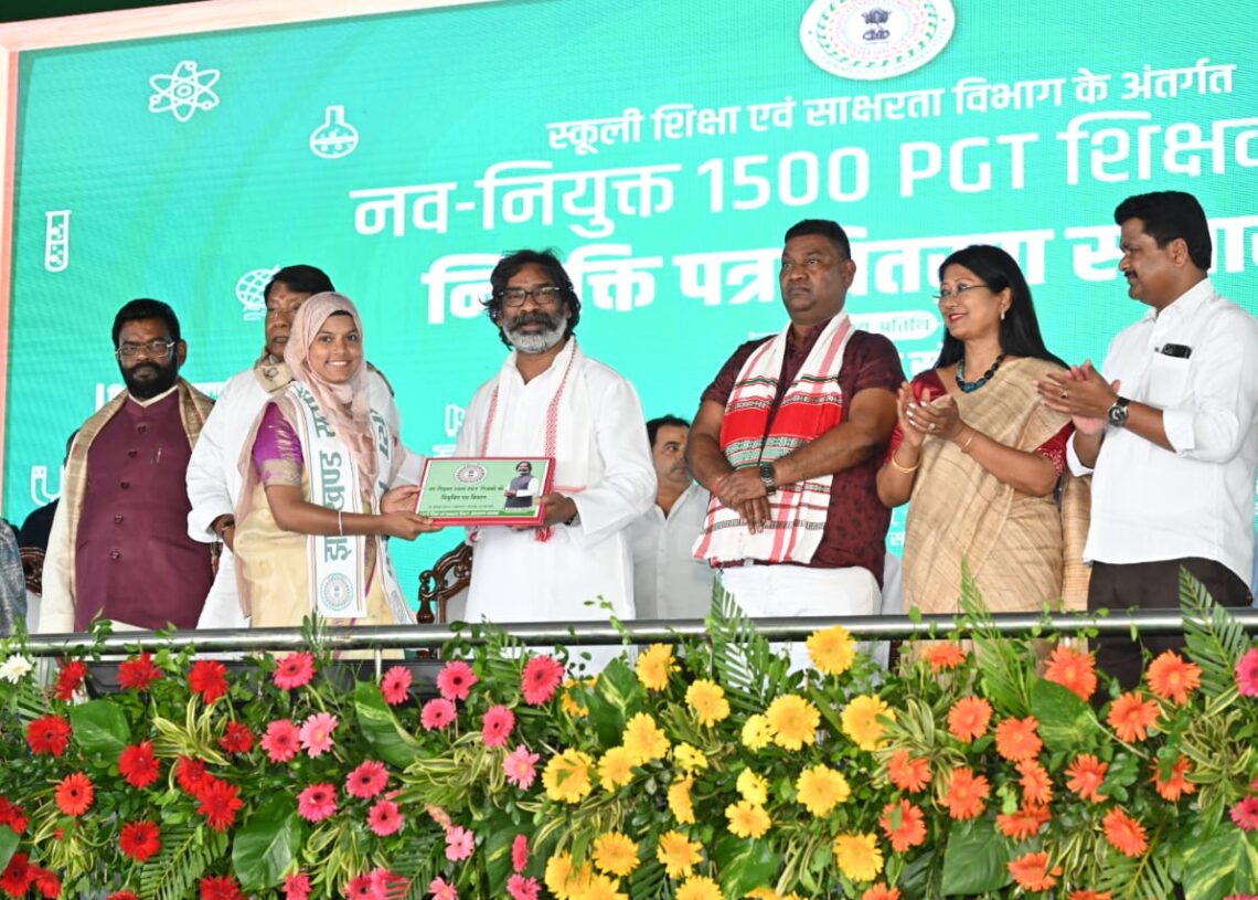 Jharkhand CM Hemant Soren hands over job letters to 1500 PGT teachers
