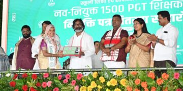 Jharkhand CM Hemant Soren hands over job letters to 1500 PGT teachers
