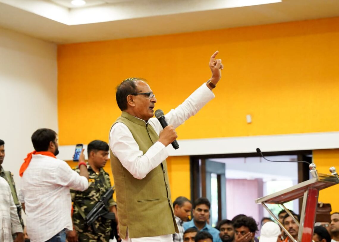 Hemant Soren govt promised 5 lakh jobs, but jobs only appeared on billboards, says Shivraj Singh Chouhan