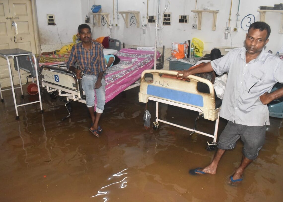 Jharkhand News: Heavy rains flood SNMMCH Dhanbad again, patients, doctors suffer