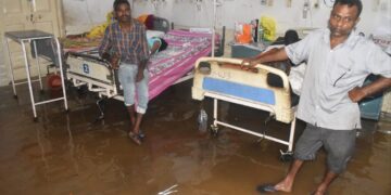 Jharkhand News: Heavy rains flood SNMMCH Dhanbad again, patients, doctors suffer