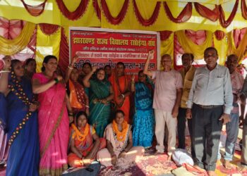 Govt school cooks sit on fast unto death in Godda against retrenchment