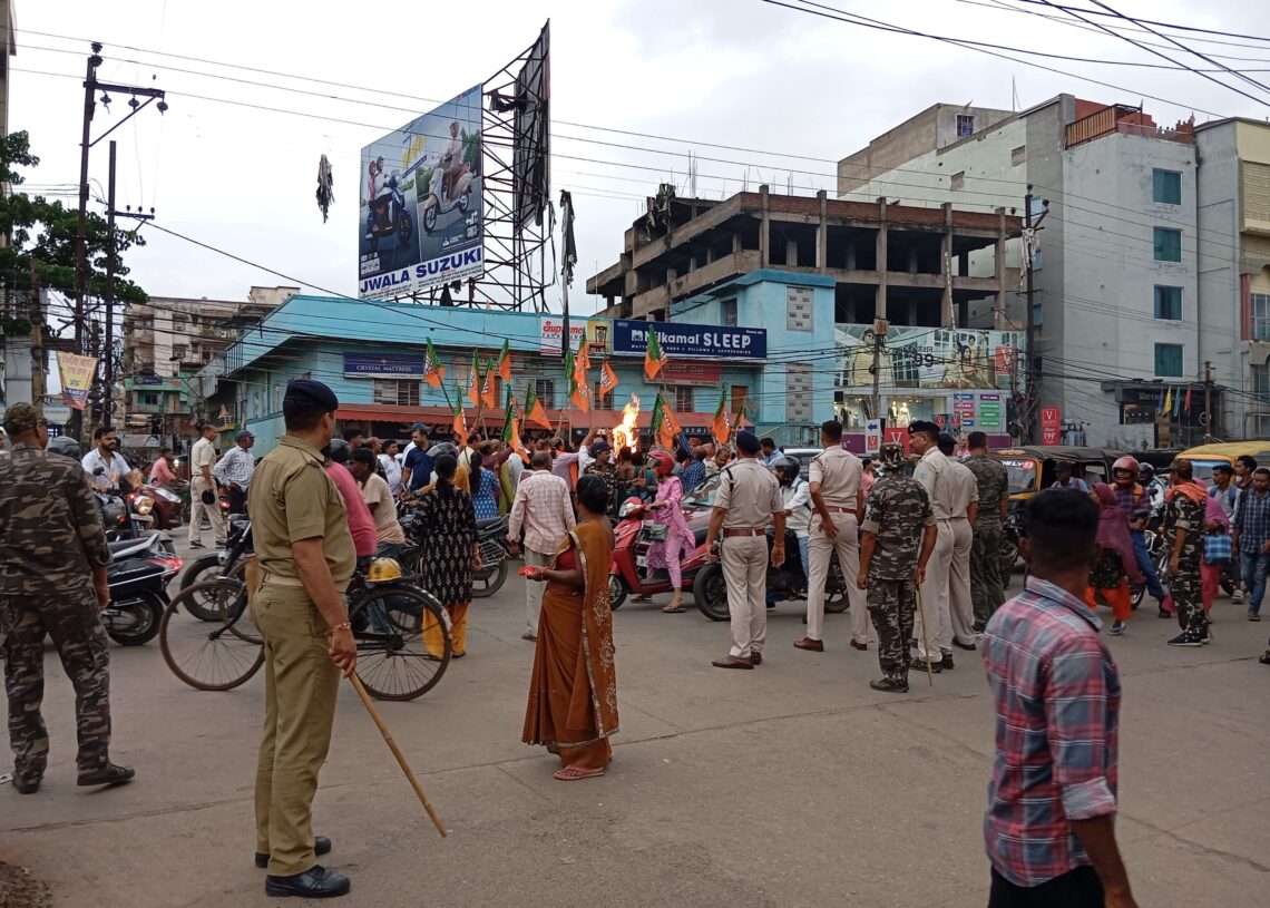 Jharkhand News: BJP activists burn CM Hemant Soren’s effigy in Adityapur