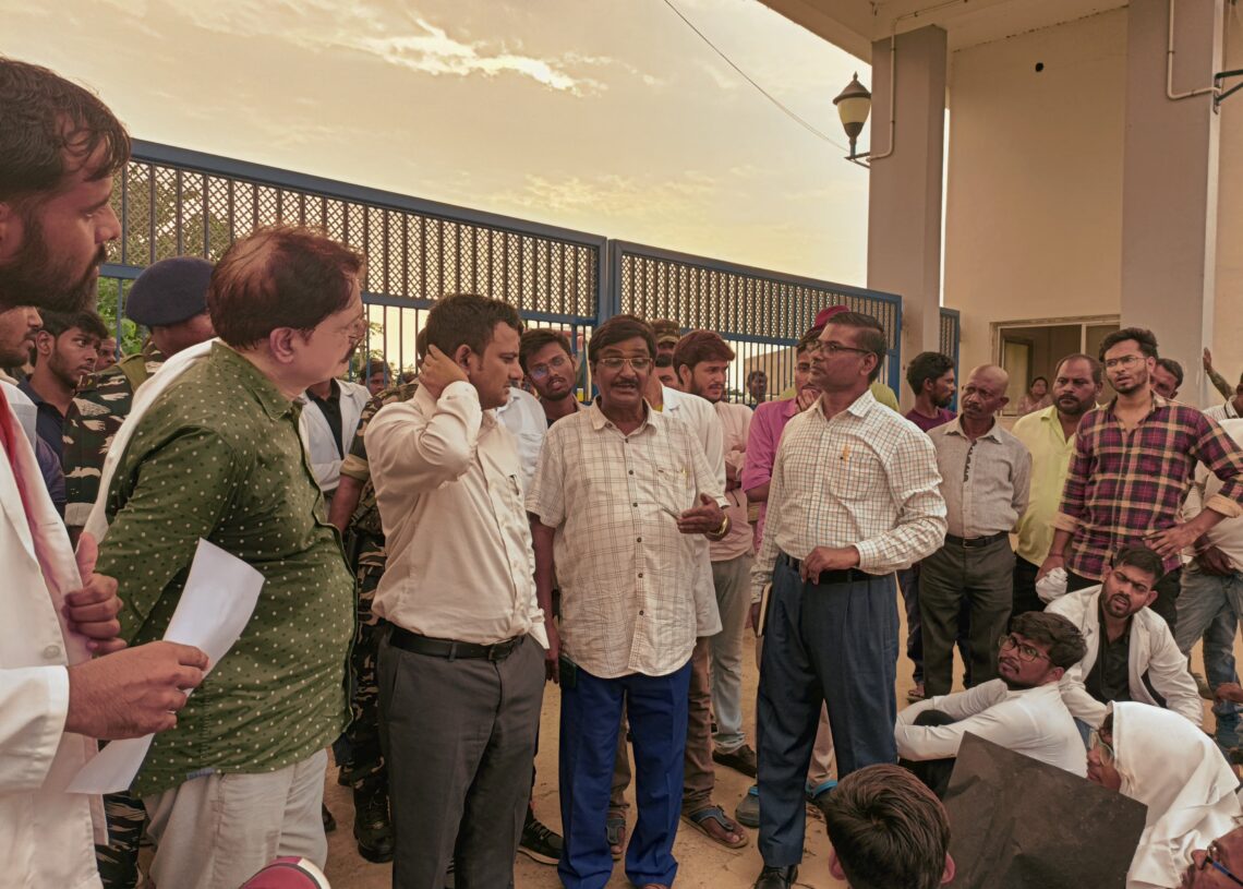 Palamu DC assures protesting medicos of water, power