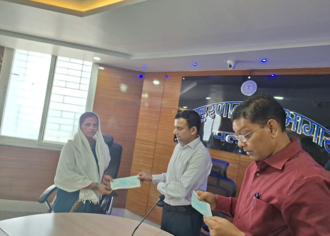 Four bereaved families of poll personnel get ex-gratia relief in Daltonganj