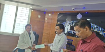 Four bereaved families of poll personnel get ex-gratia relief in Daltonganj