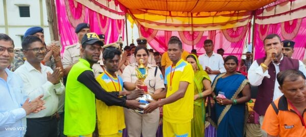 On Palamu SP’s initiative musical chair event held for women, football tourney for boys