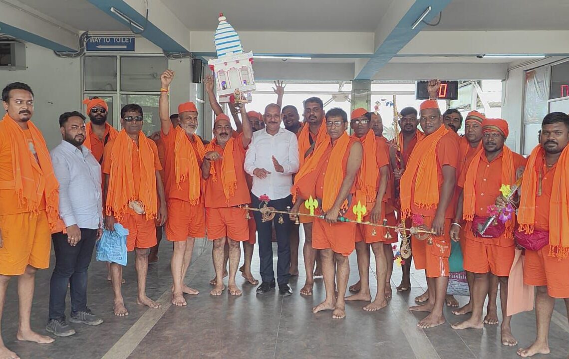 Jamshedpur social worker sends off Kanwaria Group with warm wishes