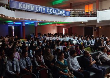 Karim City College hosts film screening of ‘Manjhi: The Mountain Man’
