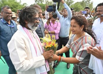 Jharkhand CM showcases ‘pension for all’ scheme in Giridih