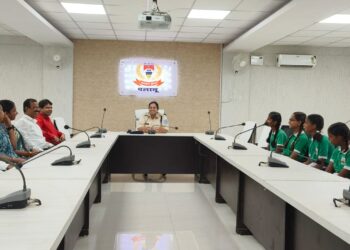 Little school girls pose ‘big questions’ to lady IPS officer in Jharkhand