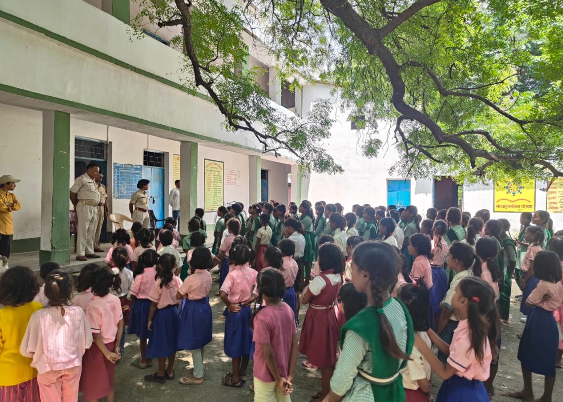 Lady police officer teaches school girls in Palamu how to handle social media safely