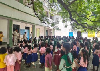 Lady police officer teaches school girls in Palamu how to handle social media safely