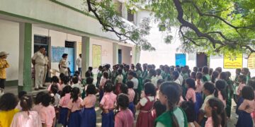 Lady police officer teaches school girls in Palamu how to handle social media safely