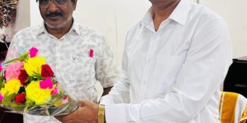 Dr PN Mahto takes charge as new MMCH Daltonganj principal