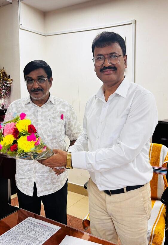 Dr PN Mahto takes charge as new MMCH Daltonganj principal