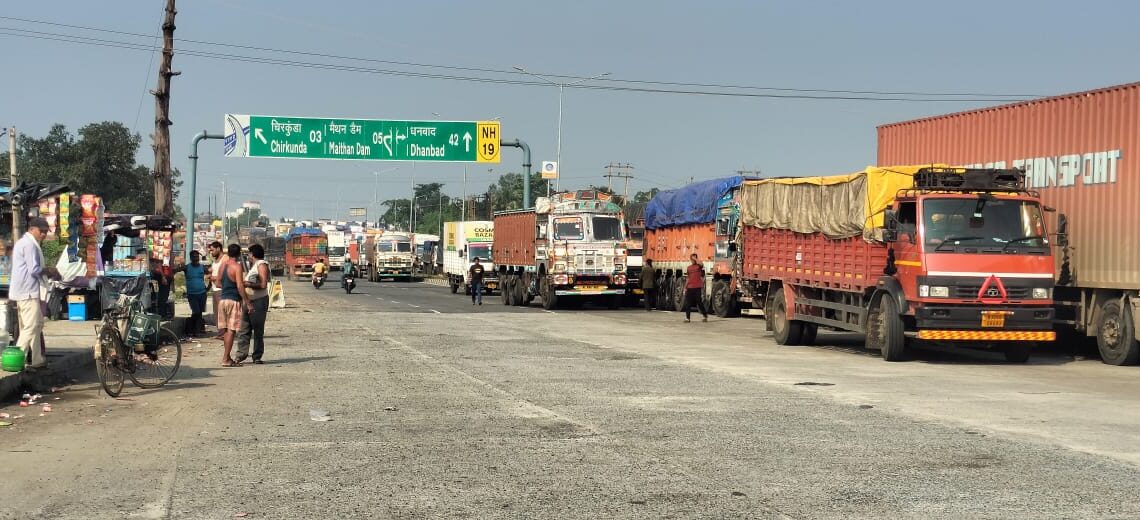 Bengal’s ban on entry of vehicles from Jharkhand makes long queues of trucks on NH-2