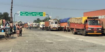 Bengal’s ban on entry of vehicles from Jharkhand makes long queues of trucks on NH-2