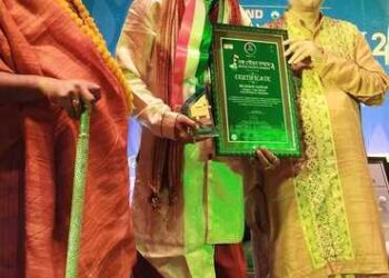 Yoga Guru Anshu Sarkar receives 'Bango Gaurav-2024' Award in Kolkata