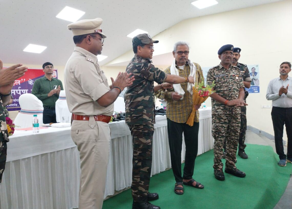 Naxal from Giridih carrying Rs 10 lakh bounty surrenders