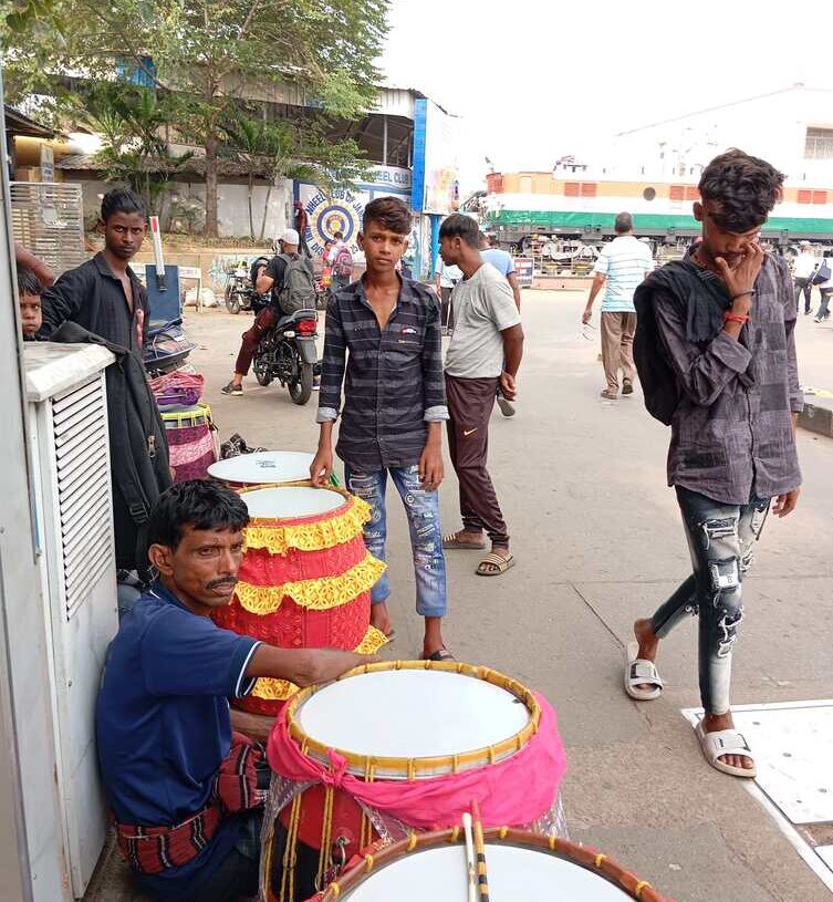Not too many takers of 'dhakies' in Jamshedpur this Durga Puja