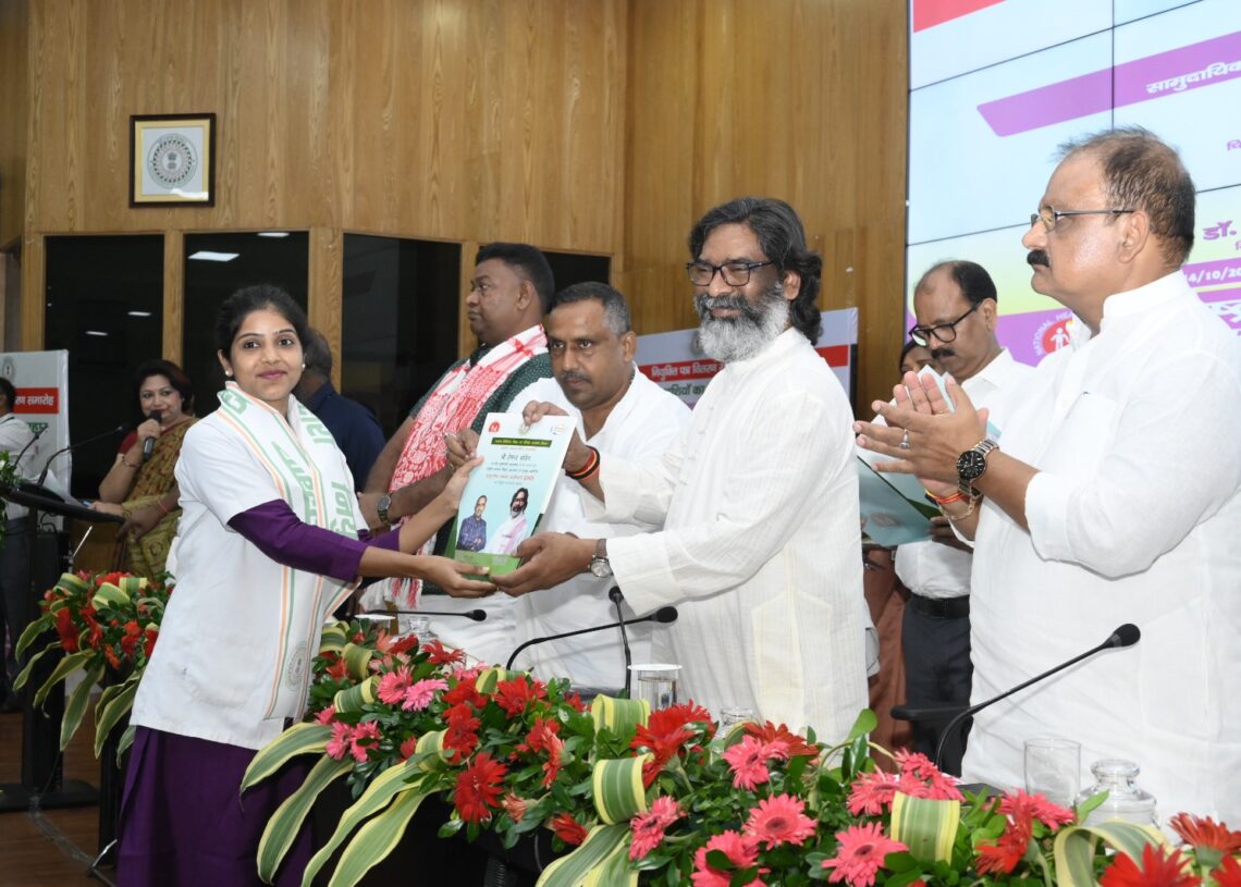 Jharkhand CM hands over appointment letters to 500 community health officers